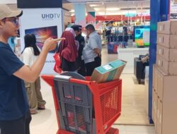 Transmart Banjir: Area Elektronik Semakin Sibuk dengan Kehadiran Lebih Banyak Pengunjung