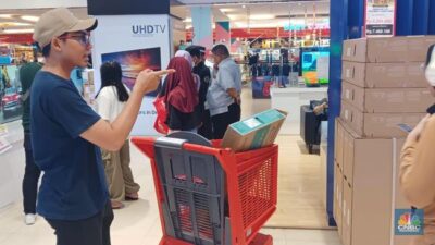 Transmart Banjir: Area Elektronik Semakin Sibuk dengan Kehadiran Lebih Banyak Pengunjung