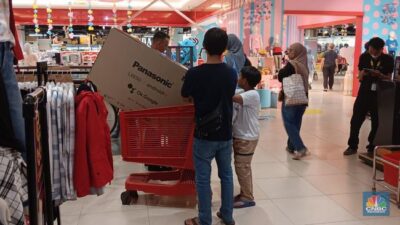 Ramai! Pengunjung Transmart Menyebabkan Stok Barang Elektronik Penuh