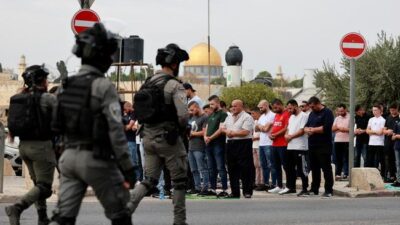 Warga Palestina Dibidik Gas Air Mata oleh Israel saat Salat Jumat