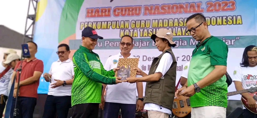 Partisipasi 10 Ribu Guru dalam Acara Jalan Sehat HGN 2023 PGM Indonesia Kota Tasikmalaya Bersama Pemerintah Kota