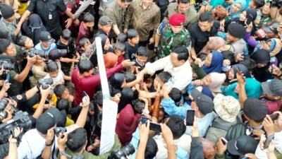 Prabowo Bersenang-senang dengan Anak-Anak Saat Membuka 9 Titik Sumber Air di Sukabumi