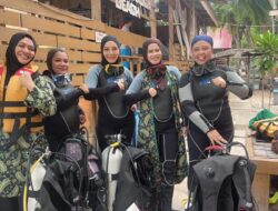 Perayaan Milad ke-25, Forhati Mengibarkan Bendera di Bawah Laut Wakatobi