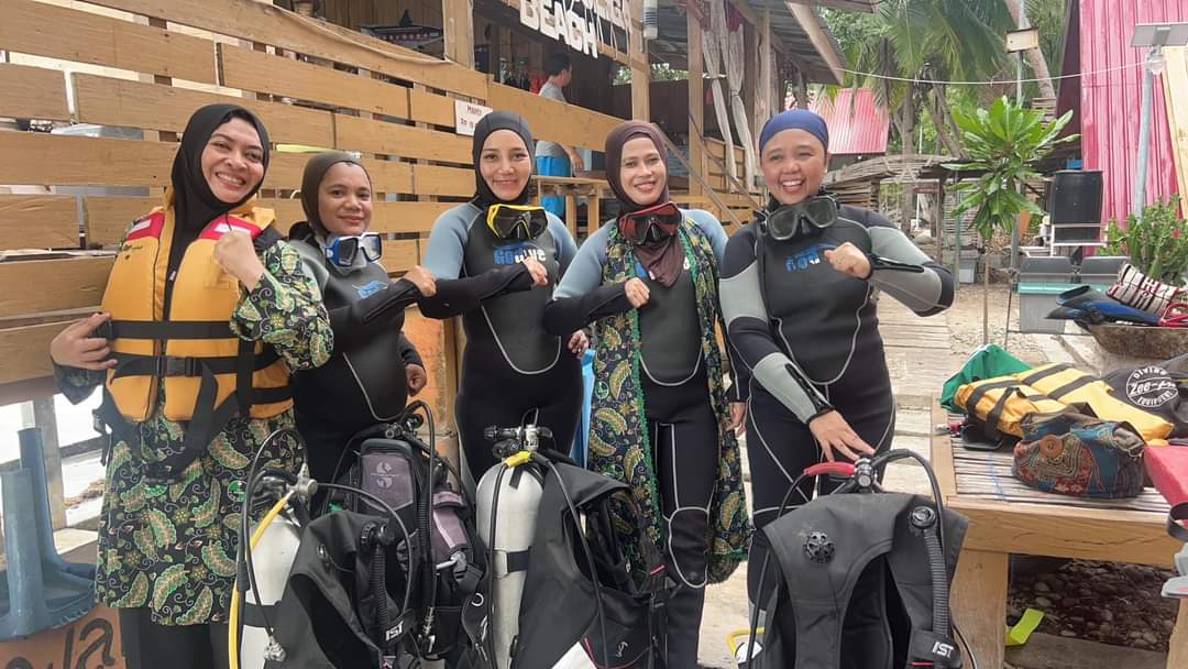 Perayaan Milad ke-25, Forhati Mengibarkan Bendera di Bawah Laut Wakatobi