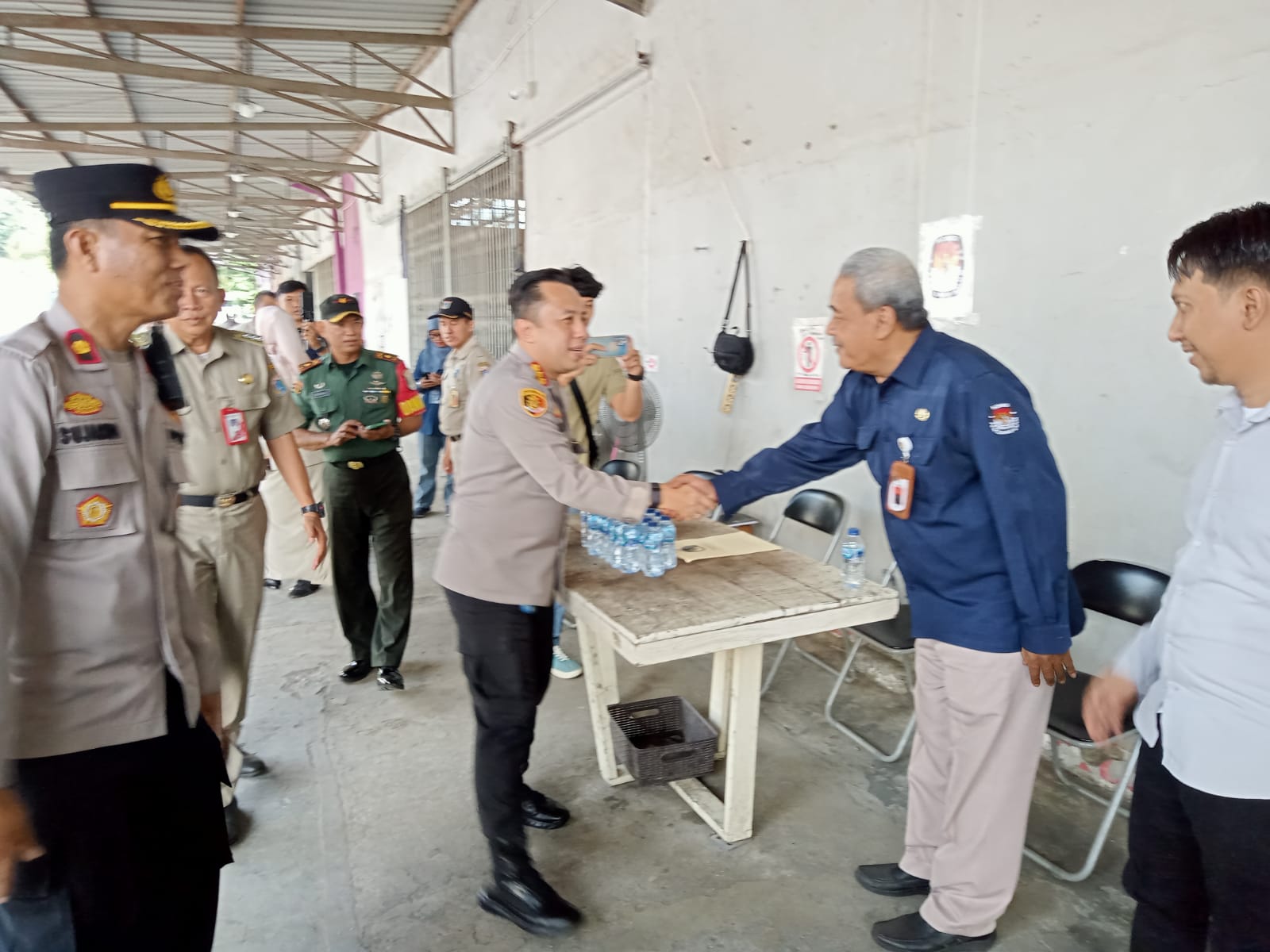 Kepala Polisi Resor (Kapolres) Metro Jakarta Selatan Memeriksa Kesiapan Pengamanan Menyambut Natal dan Tahun Baru serta Pemilu 2024 di Kecamatan Pancoran