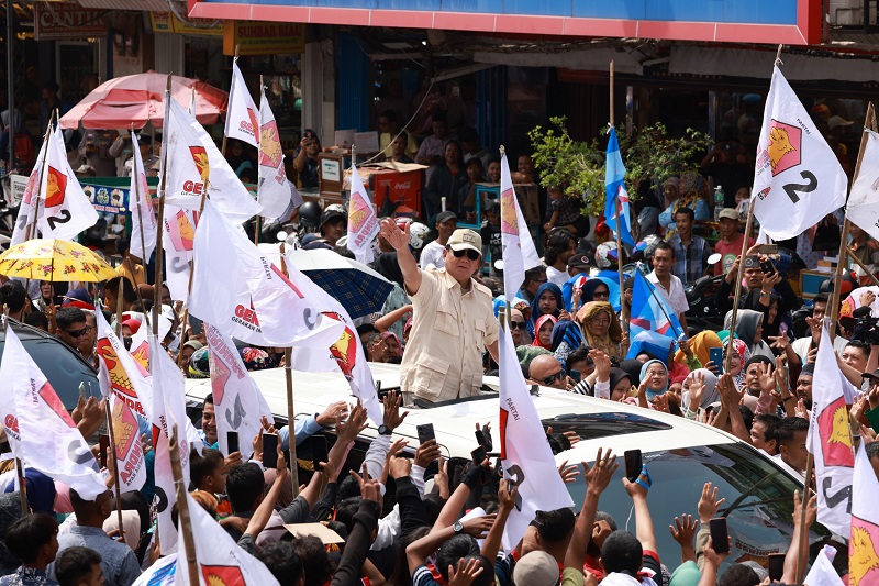 Prabowo Memberi Kaos kepada Warga Pasar Padang dan Mengucapkan Doa untuk Calon Presiden 2024