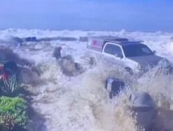 Gelombang Tsunami Melanda AS, Warga Berhamburan