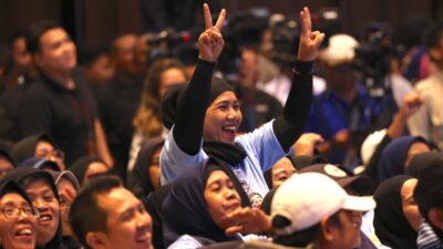 Emak-Emak Relawan di Bandung Mengharukan Prabowo hingga Jabat Erat Tangannya