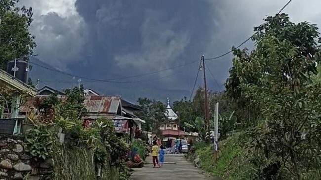 Kendaraan Terpaksa Berhenti karena Penampakan Erupsi Gunung Marapi Sumbar yang Penuh Abu