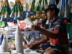 Penjual Trompet Musiman Mendekati Tahun Baru Ramai di Jakarta