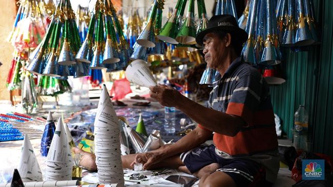 Penjual Trompet Musiman Mendekati Tahun Baru Ramai di Jakarta