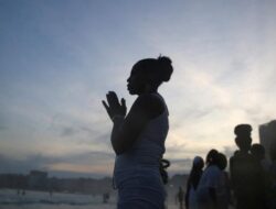 Ritual Warga Brazil Jelang Tahun Baru untuk Dewi Laut