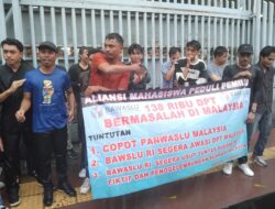 Pendemo Tetap Berjuang Meski Hujan untuk Menuntut Copotnya Ketua PPLN Malasiya