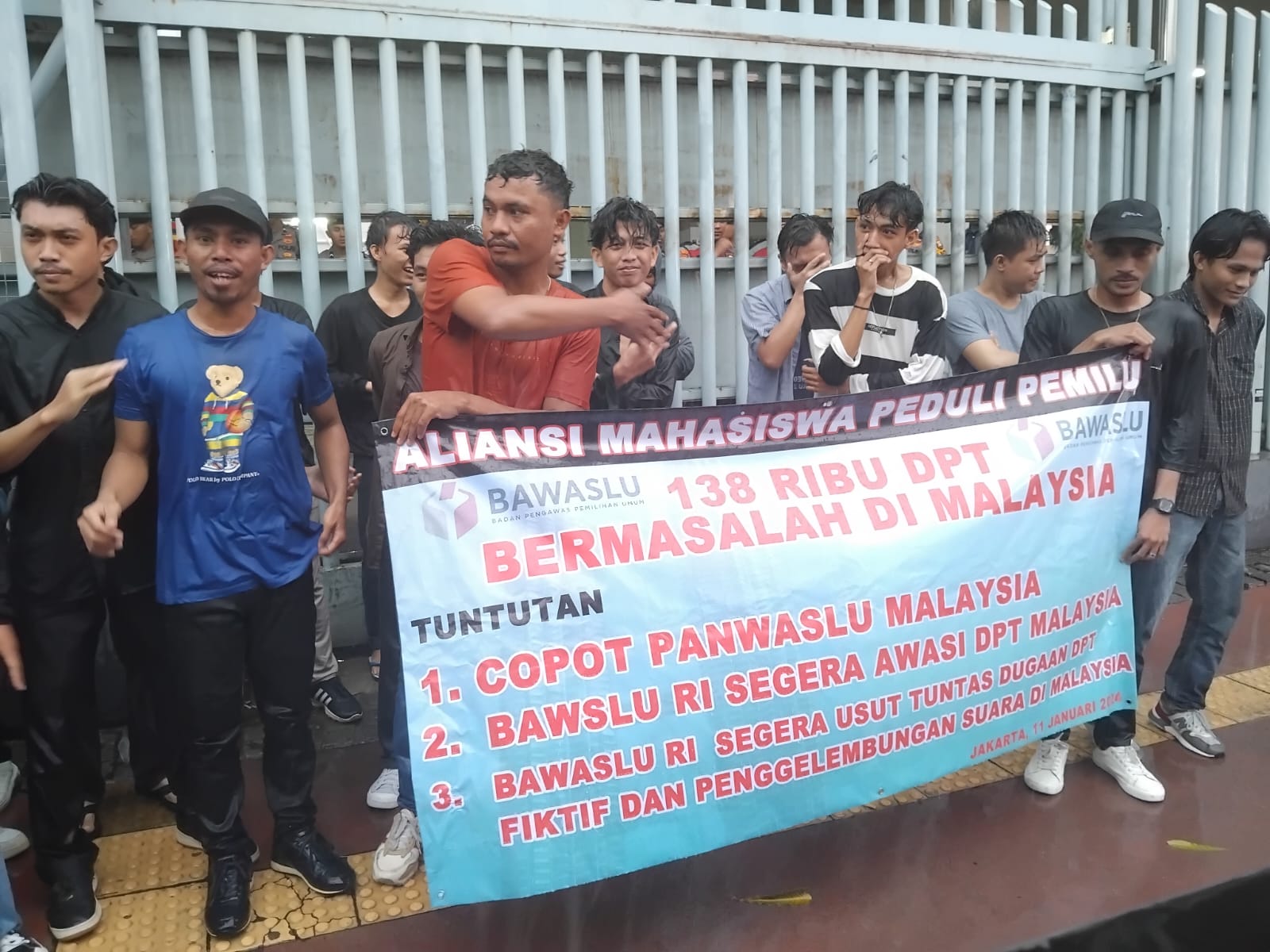 Pendemo Tetap Berjuang Meski Hujan untuk Menuntut Copotnya Ketua PPLN Malasiya