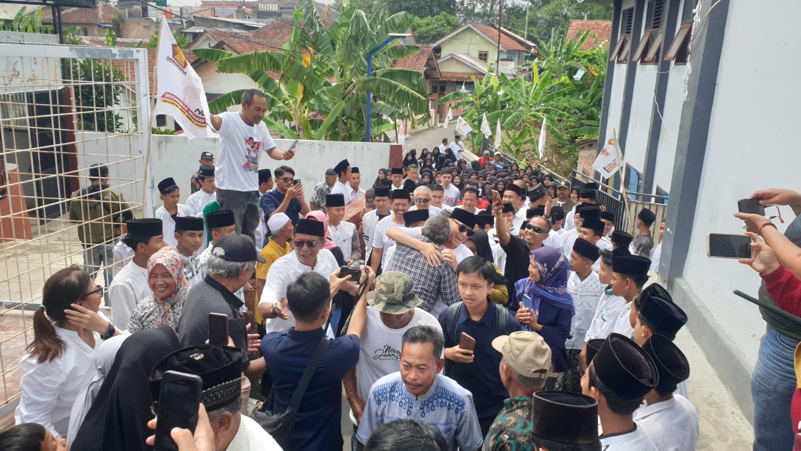 Ratusan Warga Sambut Pulang Kampung Iwan Bule