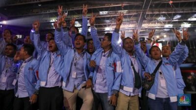 Pemandangan Gaduh Pendukung Debat Presiden, Mulai Dari Teriakan Hingga Salat Berjamaah