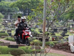 Gunakan Motor, Prabowo Subianto Ziarah ke Makam Sang Ayah Usai Pemilu dan Disambut Ratusan Warga