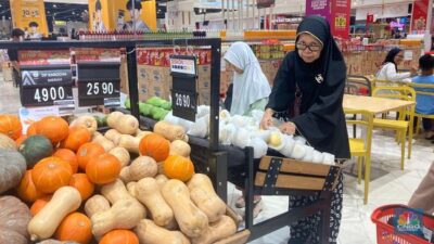 Diskon Buah Segar Jumbo di Transmart Dibanjiri Pengunjung