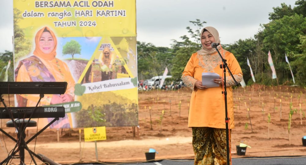 Pesona Hijau: Pesan Inspiratif Acil Odah untuk Wanita Banjar dalam Kegiatan Penanaman Pohon