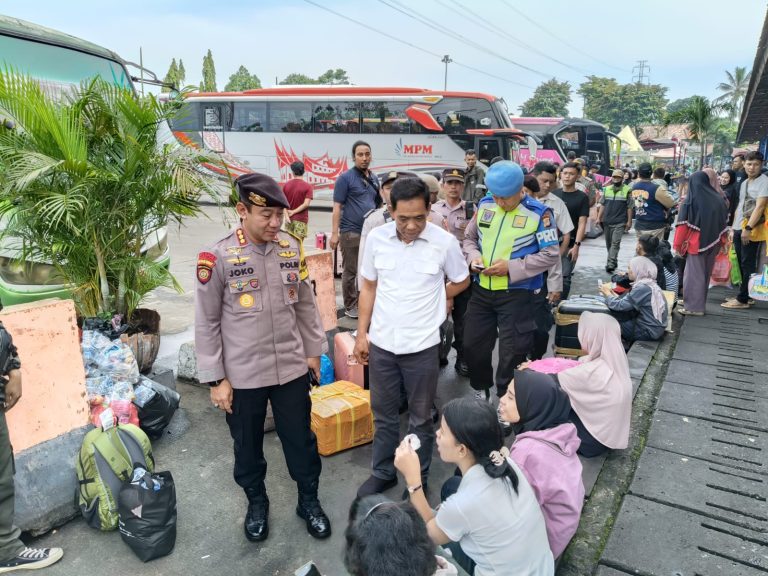 Dir Pam Obvit Polda Metro Jaya Cek Posyan Terbus Kampung Rambutan untuk Meningkatkan Pengamanan Jelang Lebaran