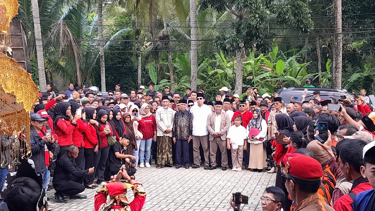 Ribuan Warga Memperlihatkan Dukungan Mereka untuk Dadang Solihat Sebagai Calon Bupati Pangandaran