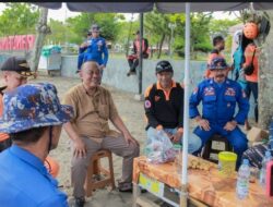 Dadang Menjenguk Tim SAR di Pantai Pangandaran