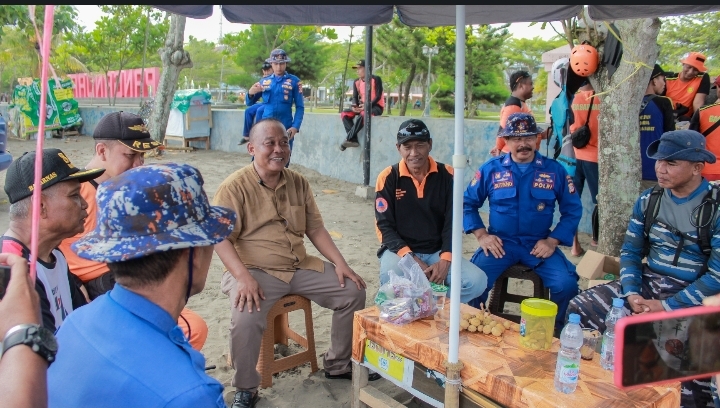 Dadang Menjenguk Tim SAR di Pantai Pangandaran