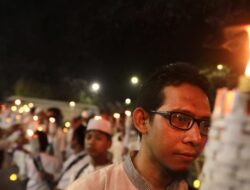 Warga Memeriahkan Idul Fitri dengan Pawai Obor di Masjid Istiqlal