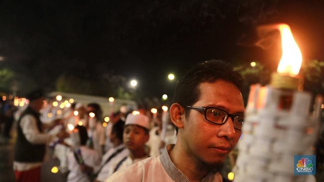 Warga Memeriahkan Idul Fitri dengan Pawai Obor di Masjid Istiqlal