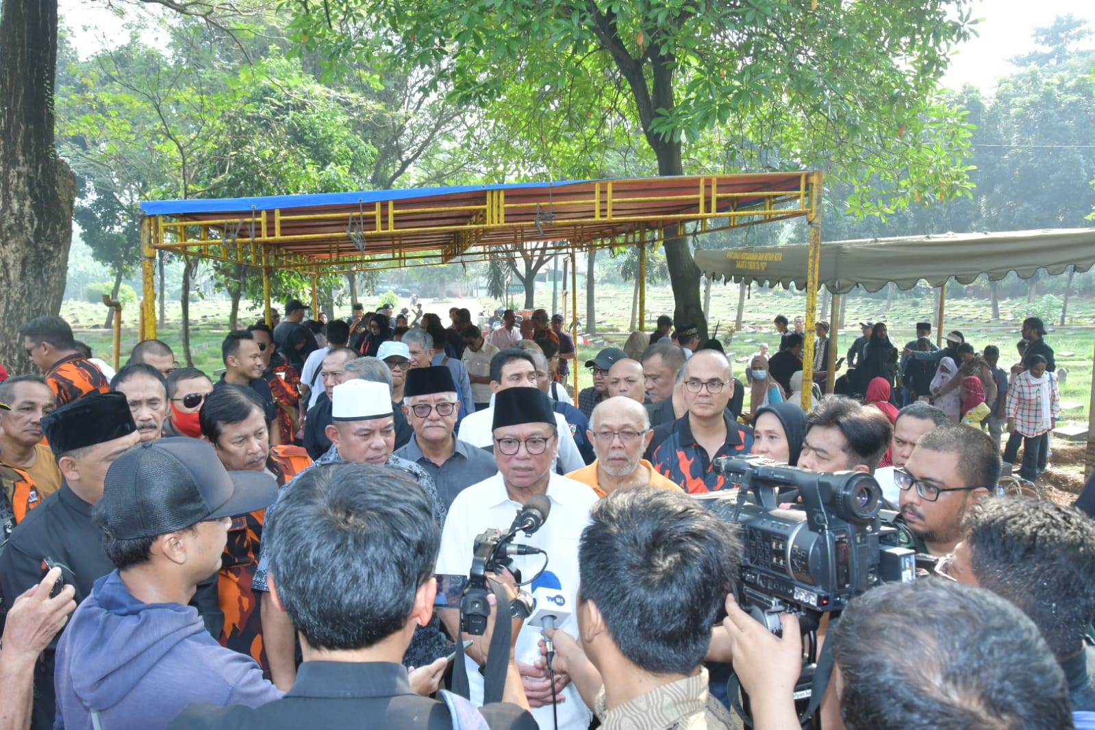 Ketum partai Hanura, Oesman Sapta Odang, mengantarkan Muhammad Umar ke tempat peristirahatan terakhir