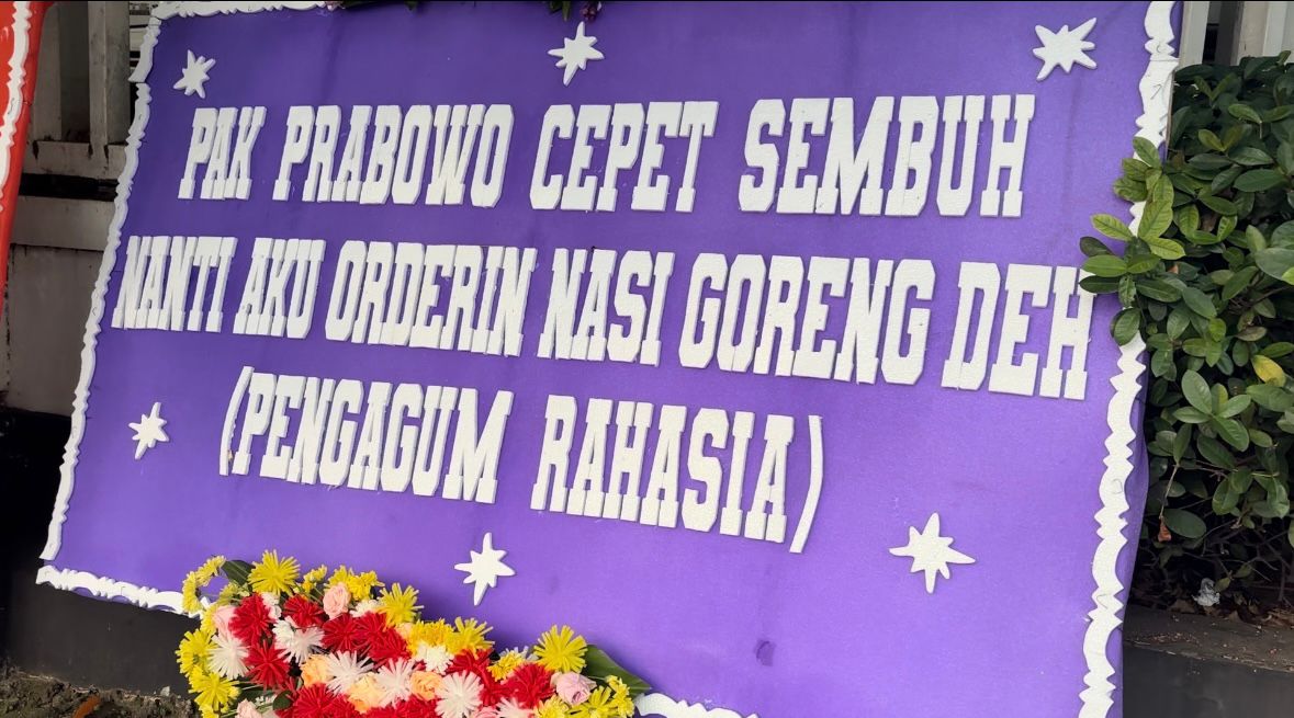 Warga hingga Pejabat Kirim Karangan Bunga Dukungan untuk Prabowo Subianto Pasca Operasi di RSPPN Bintaro