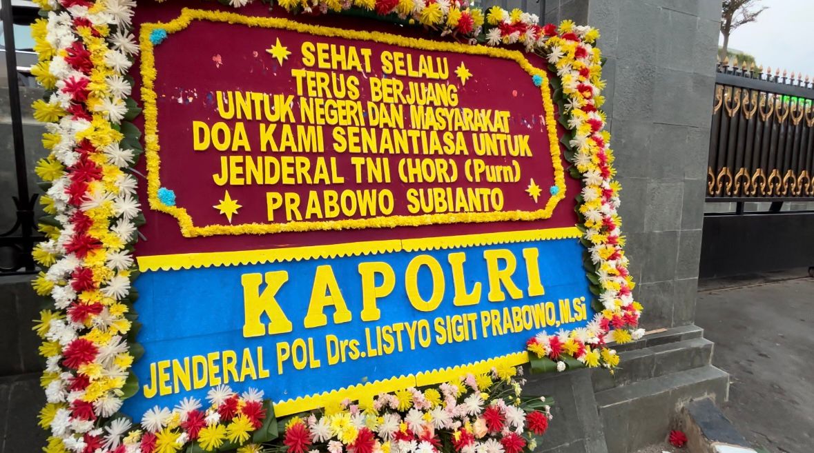 Citizens and Officials Send Flower Arrangements in Support of Prabowo Subianto Following Surgery at RSPPN Bintaro