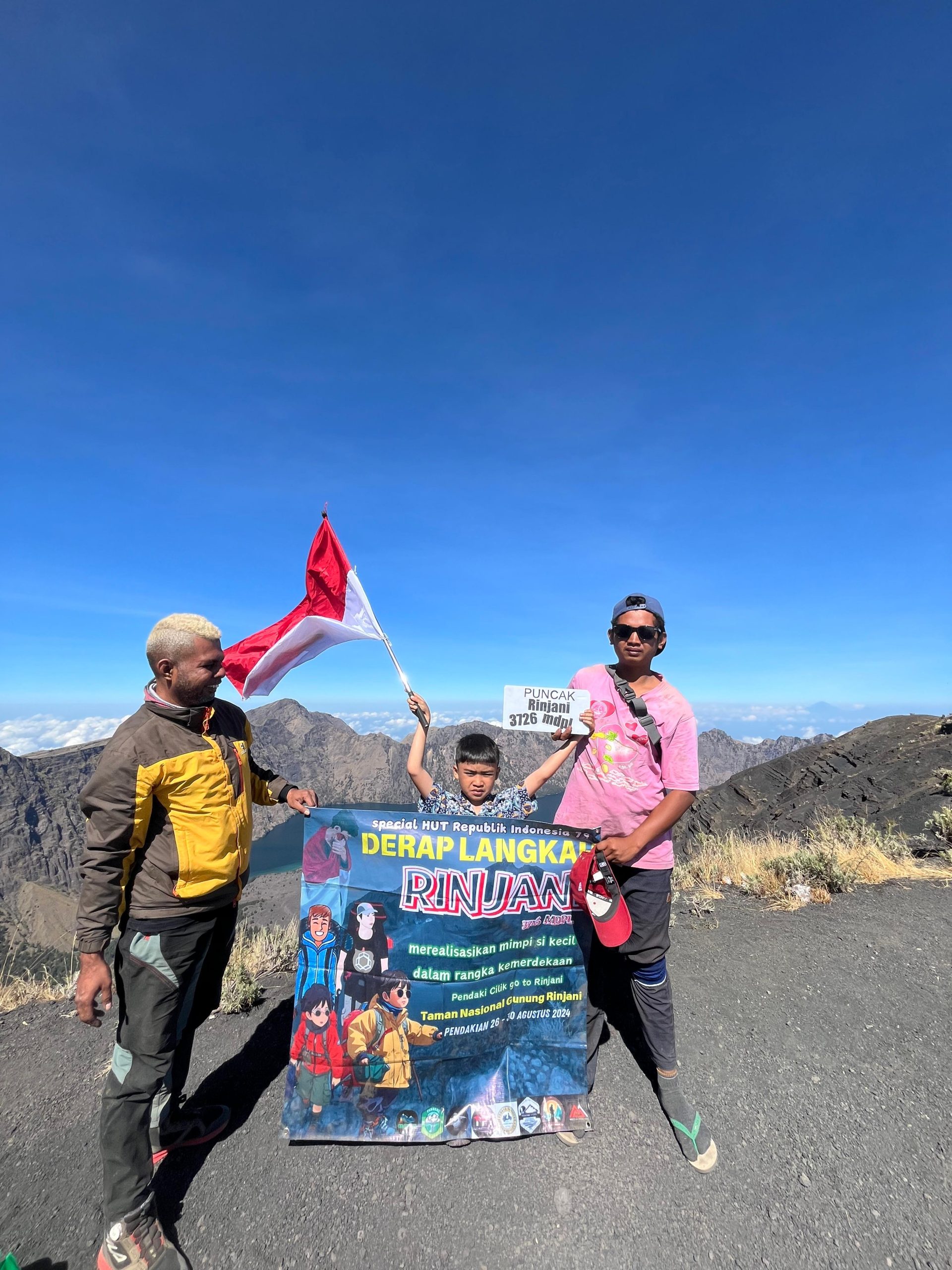 Anak SD dan Sang Ayah Sukses Mendaki Gunung Rinjani, Membangun Kesadaran Lingkungan Sejak Dini