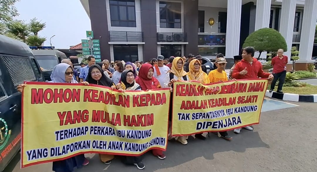 Waris Anak Kandung Menggugat Ibu, Terdakwa Meminta Pembebasan dari Semua Dakwaan