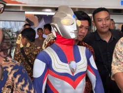 Anggota DPR Wibu Total yang Memakai Kostum Ultraman saat Pelantikan