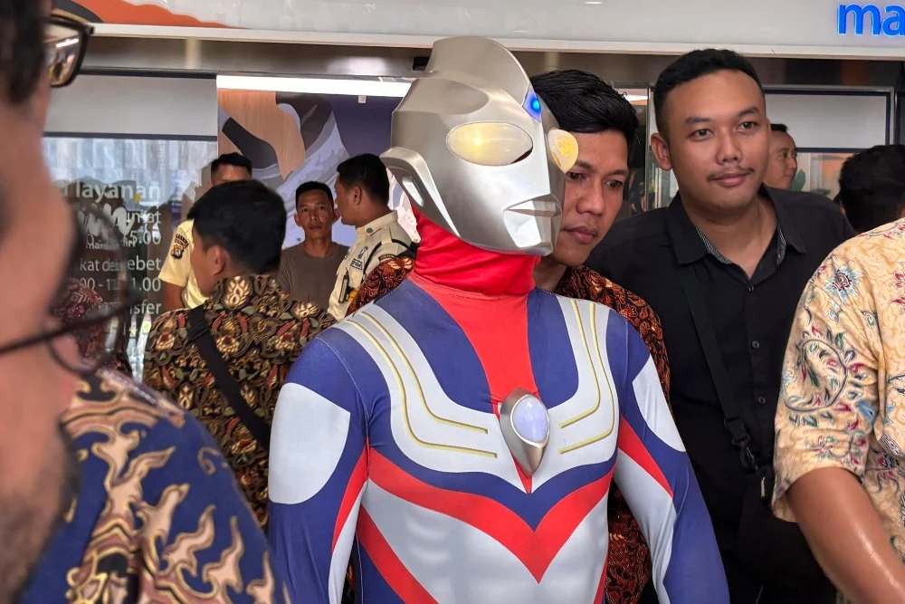 Anggota DPR Wibu Total yang Memakai Kostum Ultraman saat Pelantikan