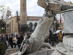 “Penghancuran Patung Assad di Suriah: Potret Mengejutkan”