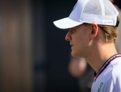Villeneuve Sarankan Cadillac Hindari Mick Schumacher